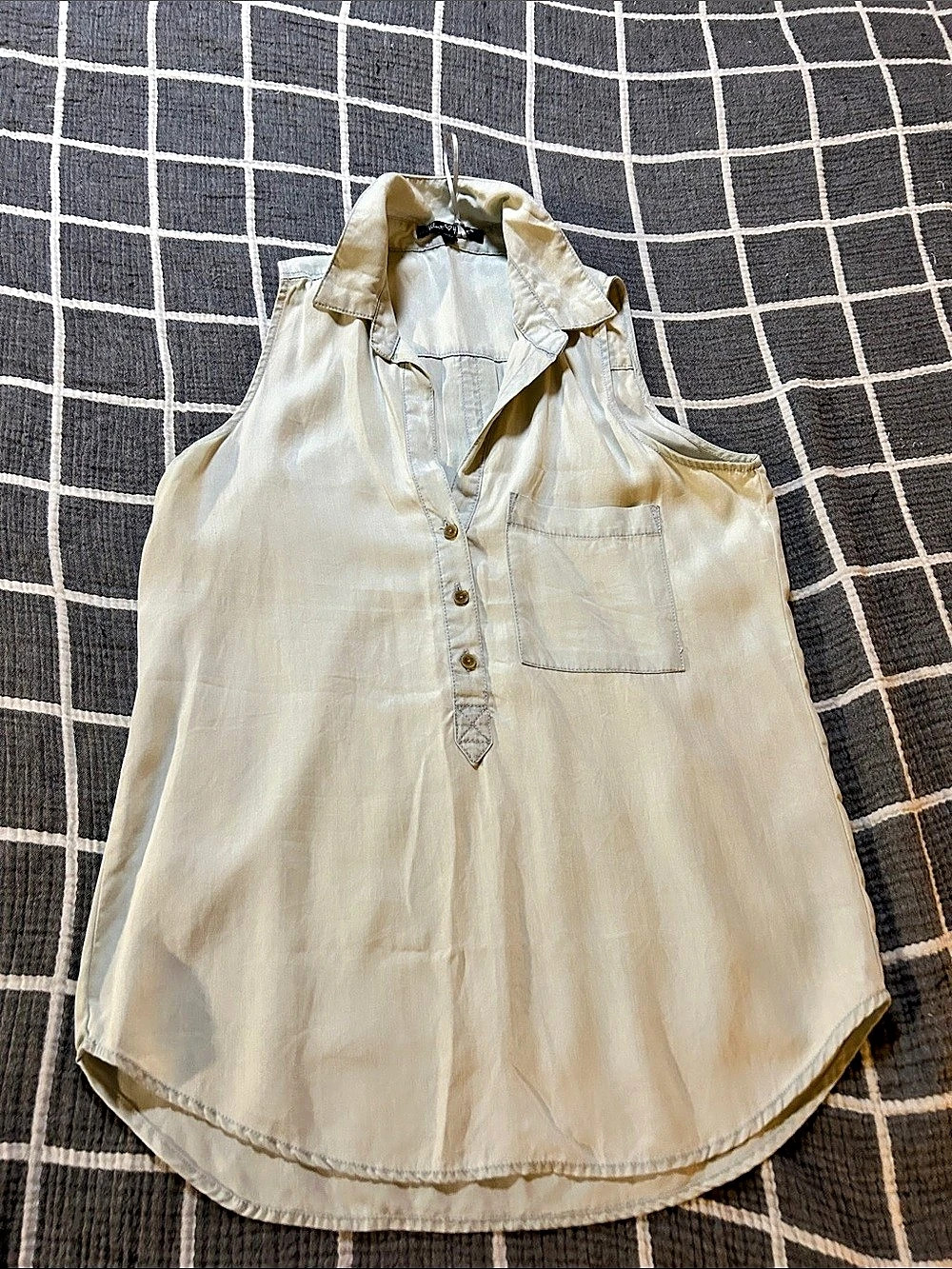 Velvet Heart Sleeveless Top in Denim Cream/light blue Size Medium